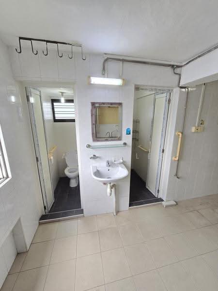 221 Lorong 8 Toa Payoh, 221 Lorong 8 Toa Payoh, Balestier / Toa Payoh, 3 Bedrooms, 882 sqft, HDB Flat For Sale, by Calvin Lee TK, 500245431 - Bathroom - PropertyGuru.com.sg