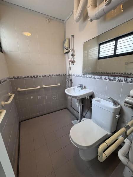607 Hougang Avenue 4, 607 Hougang Avenue 4, 3 Bedrooms, 904 sqft, HDB Flat For Rent, by Eric Wong, 500245453 - Bathroom - PropertyGuru.com.sg