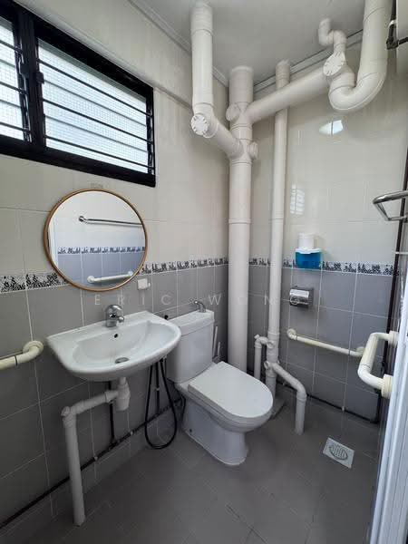 607 Hougang Avenue 4, 607 Hougang Avenue 4, 3 Bedrooms, 904 sqft, HDB Flat For Rent, by Eric Wong, 500245453 - Bathroom - PropertyGuru.com.sg