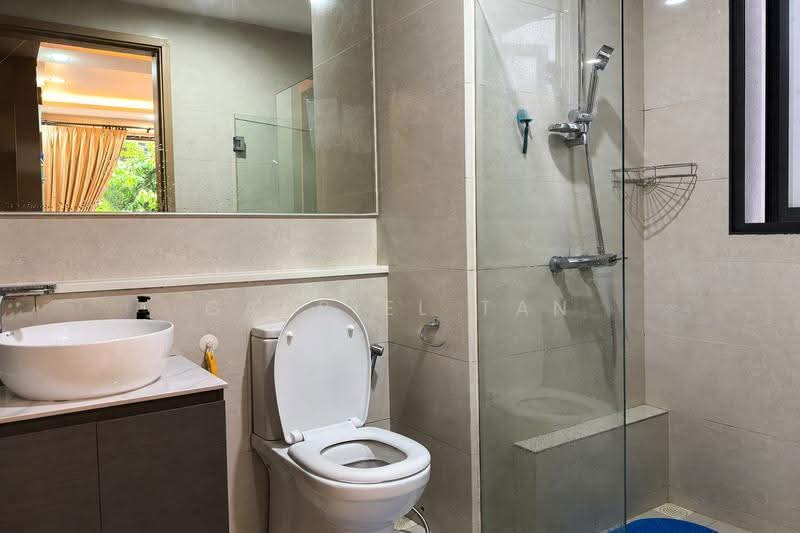 C.H.E.A.P | Unblocked Pool View 3-bedder | 8mins to Punggol MRT, Punggol Walk / Punggol Field / Punggol Way / Punggol Central, 3 Bedrooms, 1,109 sqft, Condominium For Sale, by Gabriel Tan, 500245483 - Bathroom - PropertyGuru.com.sg