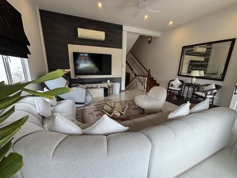 Loyang Villas, Loyang Rise, 4 Bedrooms, 3,000 sqft, Corner Terrace For Sale, by Muhammad Ishak Ahmad, 500245490 - Living Room - PropertyGuru.com.sg