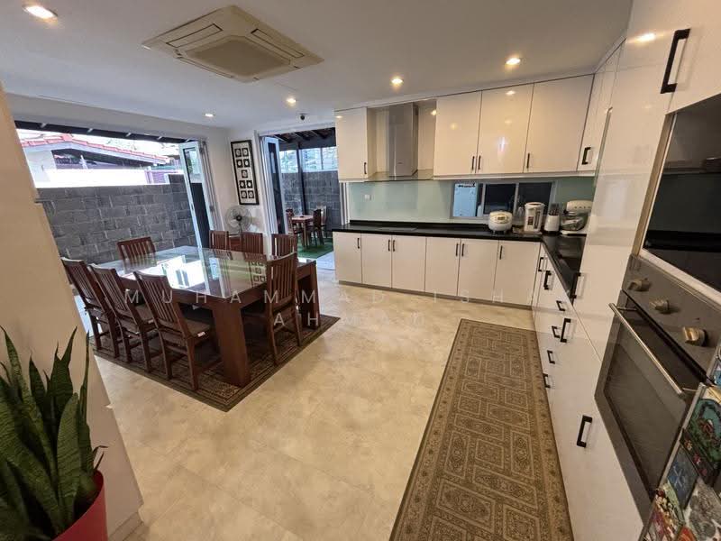 Loyang Villas, Loyang Rise, 4 Bedrooms, 3,000 sqft, Corner Terrace For Sale, by Muhammad Ishak Ahmad, 500245490 - Kitchen - PropertyGuru.com.sg