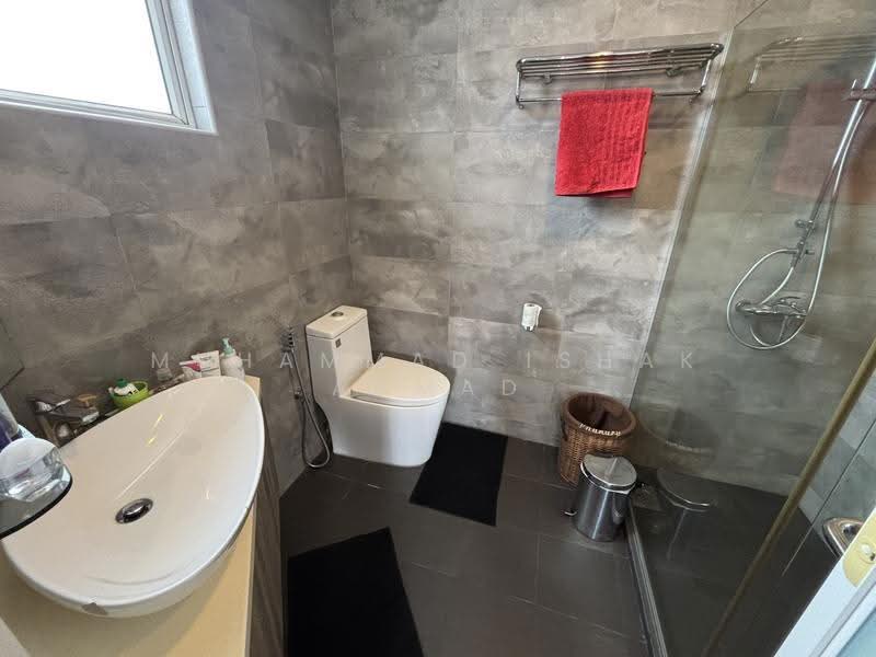 Loyang Villas, Loyang Rise, 4 Bedrooms, 3,000 sqft, Corner Terrace For Sale, by Muhammad Ishak Ahmad, 500245490 - Bathroom - PropertyGuru.com.sg
