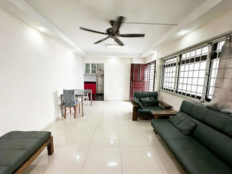 323C Sengkang East Way, 323C Sengkang East Way, Hougang / Punggol / Sengkang, 3 Bedrooms, 969 sqft, HDB Flat For Sale, by Irwin Chan, 500245491 - Living Room - PropertyGuru.com.sg