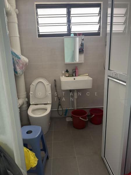 250 Choa Chu Kang Avenue 2, 250 Choa Chu Kang Avenue 2, 4 Bedrooms, 1,345 sqft, HDB Flat For Sale, by Constance Tan, 500245506 - Master bath - PropertyGuru.com.sg