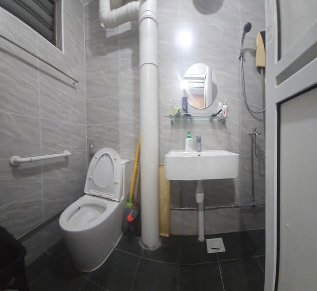 746 Jurong West Street 73, 746 Jurong West Street 73, 3 Bedrooms, 1,119 sqft, HDB Flat For Sale, by Jose Loh Zhenhao, 500245522 - Bathroom - PropertyGuru.com.sg