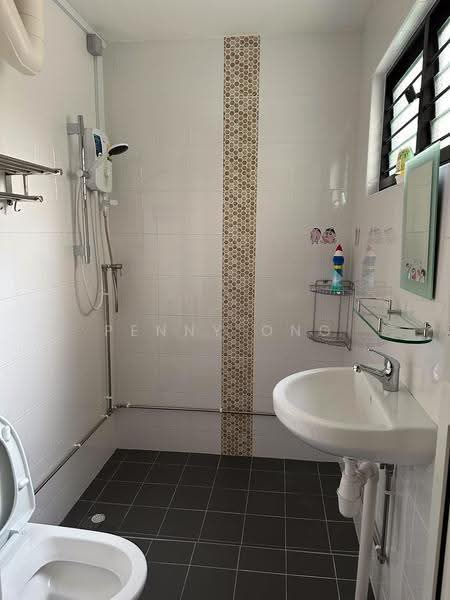 341 Ubi Avenue 1, 341 Ubi Avenue 1, Room Rental, 150 sqft, HDB Flat For Rent, by Penny Ong, 500245567 - Bathroom - PropertyGuru.com.sg