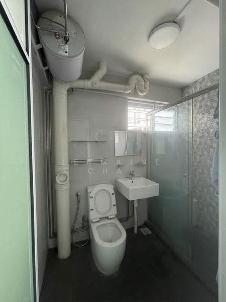 228 Jurong East Street 21, 228 Jurong East Street 21, 4 Bedrooms, 1,313 sqft, HDB Flat For Rent, by Jermaine Chai, 500245570 - Bathroom - PropertyGuru.com.sg