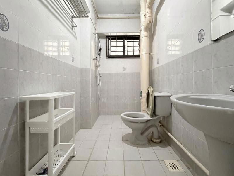 680A Jurong West Central 1, 680A Jurong West Central 1, Boon Lay / Jurong / Tuas, 4 Bedrooms, 1,453 sqft, HDB Flat For Sale, by Tan Wei, 500245572 - Common Bathroom - PropertyGuru.com.sg