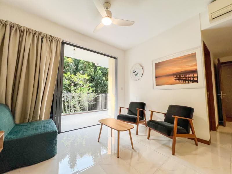 Palm Isles, 42 Flora Drive, 2 Bedrooms, 947 sqft, Condominium For Sale, by Hansel Tan, 500245604 - Living Room - PropertyGuru.com.sg