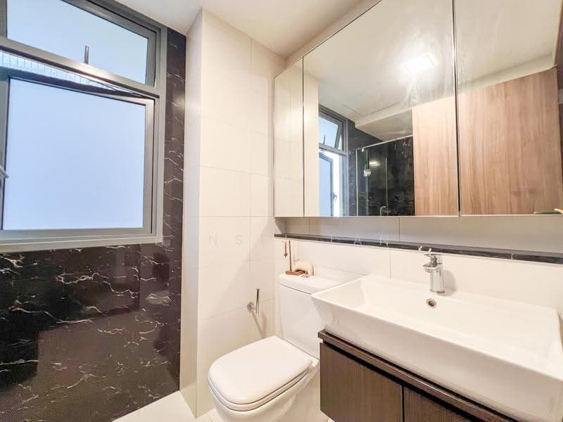Palm Isles, 42 Flora Drive, 2 Bedrooms, 947 sqft, Condominium For Sale, by Hansel Tan, 500245604 - Bathroom - PropertyGuru.com.sg