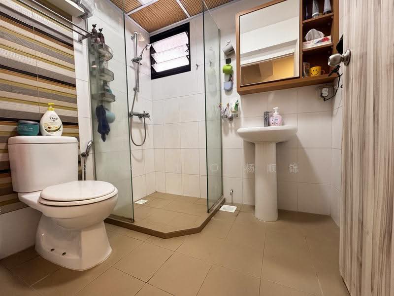 470A Fernvale Link, 470A Fernvale Link, Seletar / Yio Chu Kang, 3 Bedrooms, 1,001 sqft, HDB Flat For Sale, by S. K. Yeo 杨顺锦, 500245613 - Bathroom - PropertyGuru.com.sg
