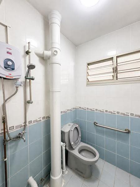 419 Ang Mo Kio Avenue 10, 419 Ang Mo Kio Avenue 10, 3 Bedrooms, 797 sqft, HDB Flat For Rent, by Daryl Wong, 500245617 - Bathroom - PropertyGuru.com.sg