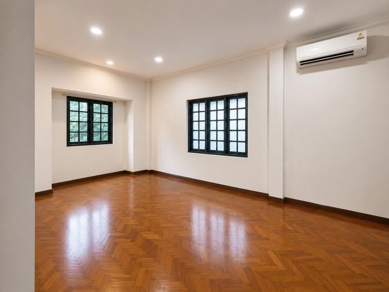 RARE DETACHABLE SEMI-D @ GOLDHILL GARDENS ESTATE✸1 KM OF ACS & SCGS✸NEAR MRT & BUS STOPS, Goldhill Avenue Barker Mount Rosie Chancery Gentle Gilstead Buckley Merlimau Dyson Tan Sim Boh Bo Seng Asimont Balmoral Stevens Robin Fernhill Lewis Margoliouth Trevose Berrima Harlyn Dalkeith Narooma Camborne Kheam Hock Merryn Tempua Unggas Bahasa, Newton / Novena, 4 Bedrooms, 3,000 sqft, Semi-Detached House For Sale, by Damian Tan 陈係赈, 500245629 - Interior - PropertyGuru.com.sg