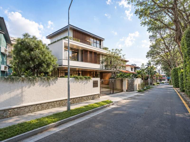 RARE DETACHABLE SEMI-D @ GOLDHILL GARDENS ESTATE✸1 KM OF ACS & SCGS✸NEAR MRT & BUS STOPS, Goldhill Avenue Barker Mount Rosie Chancery Gentle Gilstead Buckley Merlimau Dyson Tan Sim Boh Bo Seng Asimont Balmoral Stevens Robin Fernhill Lewis Margoliouth Trevose Berrima Harlyn Dalkeith Narooma Camborne Kheam Hock Merryn Tempua Unggas Bahasa, Newton / Novena, 4 Bedrooms, 3,000 sqft, Semi-Detached House For Sale, by Damian Tan 陈係赈, 500245629 - Exterior - PropertyGuru.com.sg