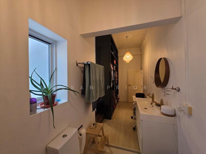 Up a Lazy Ground Floor, Tiong Bahru Walkup Apartment, 2 Bedrooms, 910 sqft, Walk-up Apartment For Rent, by Susan Prior, 500245632 - Bathroom - PropertyGuru.com.sg