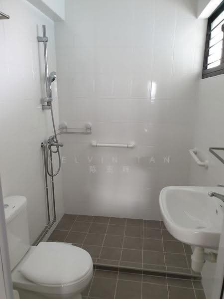 125 Bishan Street 12, 125 Bishan Street 12, 3 Bedrooms, 893 sqft, HDB Flat For Rent, by Kelvin Tan 陈克辉, 500245679 - Master Bathroom - PropertyGuru.com.sg