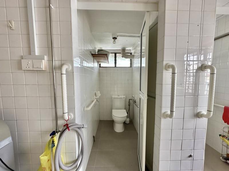 36 Teban Gardens Road, 36 Teban Gardens Road, 2 Bedrooms, 796 sqft, HDB Flat For Sale, by Kye Fung, 500245712 - Bathroom - PropertyGuru.com.sg