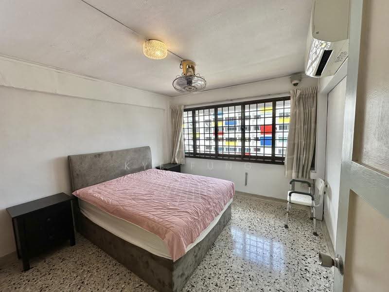 36 Teban Gardens Road, 36 Teban Gardens Road, 2 Bedrooms, 796 sqft, HDB Flat For Sale, by Kye Fung, 500245712 - Master Bedroom - PropertyGuru.com.sg