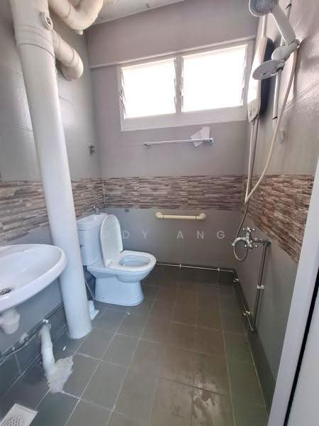 413 Hougang Avenue 10, 413 Hougang Avenue 10, Hougang / Punggol / Sengkang, 3 Bedrooms, 980 sqft, HDB Flat For Sale, by Eddy Ang, 500245751 - Bathroom - PropertyGuru.com.sg