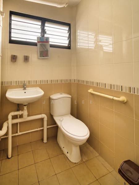 318 Bukit Batok Street 32, 318 Bukit Batok Street 32, 2 Bedrooms, 732 sqft, HDB Flat For Sale, by Jay Lee, 500245768 - Bathroom - PropertyGuru.com.sg