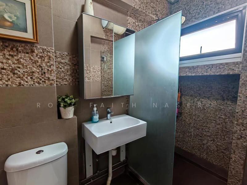 602 Elias Road, 602 Elias Road, 5 Bedrooms, 1,657 sqft, HDB Flat For Sale, by Rozi Faith Naser, 500245784 - Bathroom - PropertyGuru.com.sg