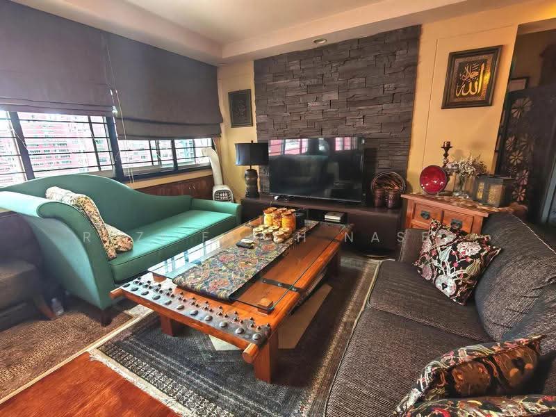 602 Elias Road, 602 Elias Road, 5 Bedrooms, 1,657 sqft, HDB Flat For Sale, by Rozi Faith Naser, 500245784 - Living Room - PropertyGuru.com.sg