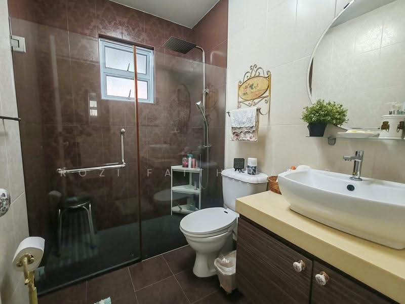 Sembawang Springs Estate, Jalan Salang, Sembawang / Yishun, 5 Bedrooms, 2,700 sqft, Terraced House For Sale, by Rozi Faith Naser, 500245800 - Bathroom - PropertyGuru.com.sg