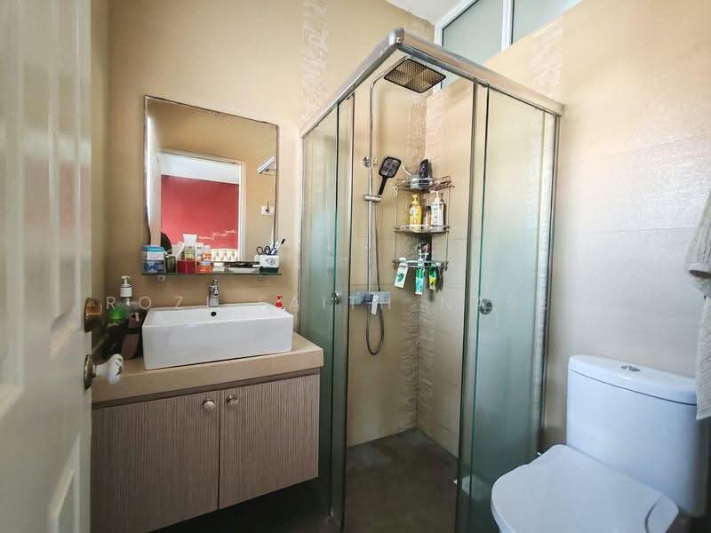 Sembawang Springs Estate, Jalan Salang, Sembawang / Yishun, 5 Bedrooms, 2,700 sqft, Terraced House For Sale, by Rozi Faith Naser, 500245800 - Bathroom - PropertyGuru.com.sg