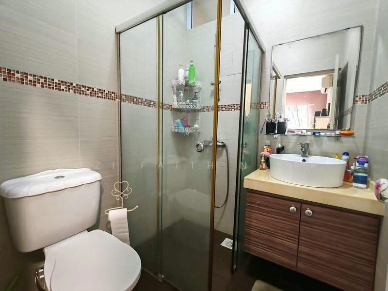 Sembawang Springs Estate, Jalan Salang, Sembawang / Yishun, 5 Bedrooms, 2,700 sqft, Terraced House For Sale, by Rozi Faith Naser, 500245800 - Bathroom - PropertyGuru.com.sg