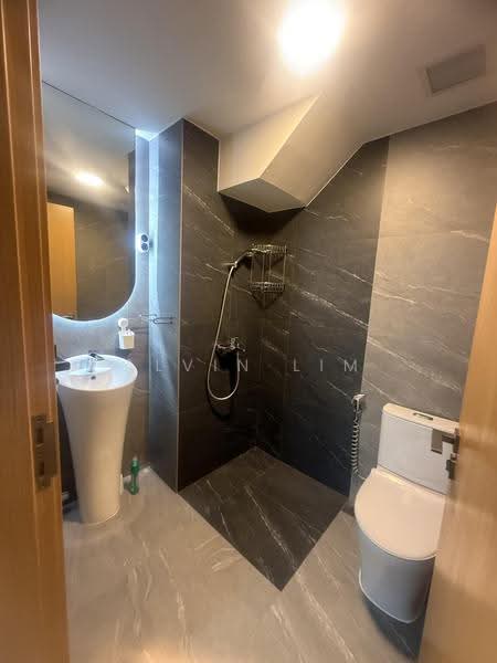 Midtown Residences, 1189 Upper Serangoon Road, 2 Bedrooms, 883 sqft, Condominium For Sale, by Alvin Lim, 500245837 - Bathroom - PropertyGuru.com.sg
