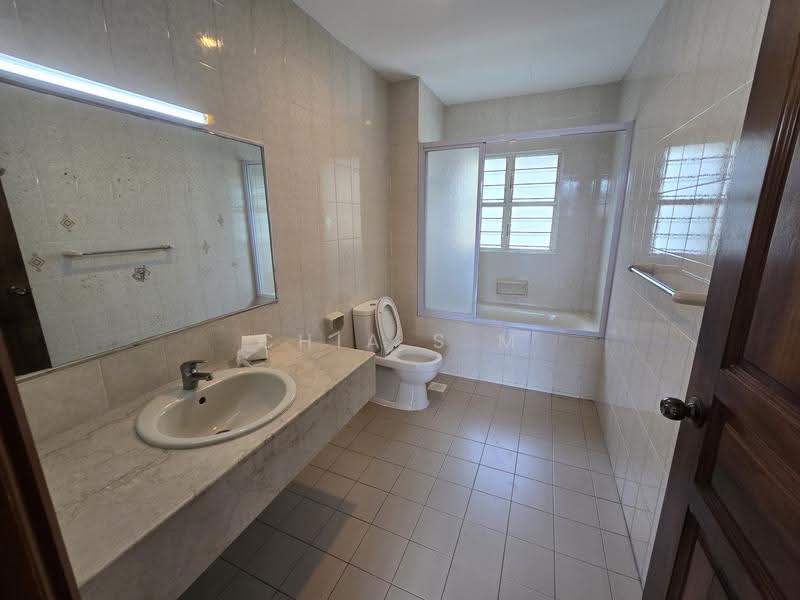 La Suisse I, 58 Swiss View, 3 Bedrooms, 1,658 sqft, Condominium For Rent, by Chia S M, 500245845 - Bathroom - PropertyGuru.com.sg