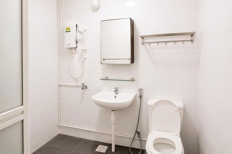 331 Woodlands Avenue 1, 331 Woodlands Avenue 1, 2 Bedrooms, 750 sqft, HDB Flat For Rent, by John Lee, 500245850 - Bathroom - PropertyGuru.com.sg