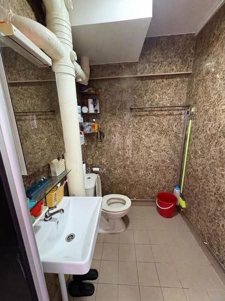 449 Jurong West Street 42, 449 Jurong West Street 42, Boon Lay / Jurong / Tuas, 3 Bedrooms, 1,108 sqft, HDB Flat For Sale, by Noreen Ismail, 500245860 - Bathroom - PropertyGuru.com.sg