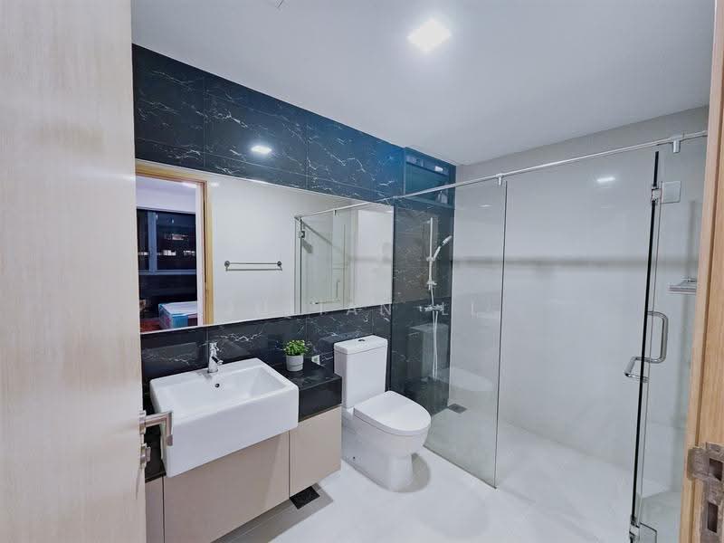 Esparina Residences, 113 Compassvale Bow, 2 Bedrooms, 829 sqft, Condominium For Rent, by Julian Li, 500245909 - Bathroom - PropertyGuru.com.sg