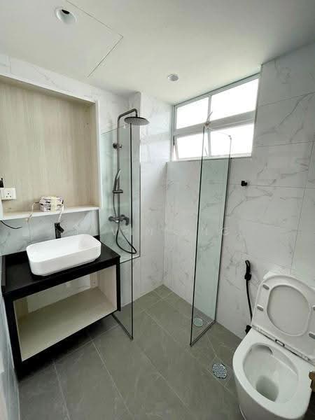 5 Bedroom Cluster House @ Upper East Coast Rd, Jalan Haji Salam, Bedok / Upper East Coast, 5 Bedrooms, 2,550 sqft, Cluster House For Rent, by Elvin Ang, 500245942 - Bathroom - PropertyGuru.com.sg