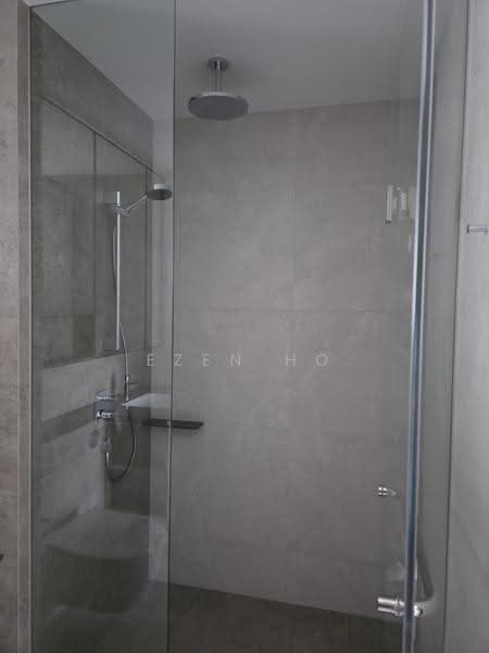 Norwood Grand, 10 Champions Way, 2 Bedrooms, 624 sqft, Condominium For Rent, by Ezen Ho, 500245963 - Master Bathroom - PropertyGuru.com.sg
