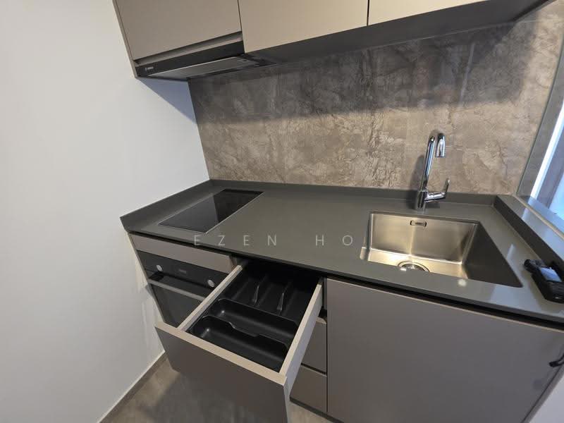 Norwood Grand, 10 Champions Way, 2 Bedrooms, 624 sqft, Condominium For Rent, by Ezen Ho, 500245963 - Kitchen - PropertyGuru.com.sg