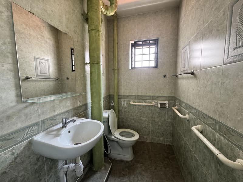339 Bukit Batok Street 34, 339 Bukit Batok Street 34, 1 Bedroom, 785 sqft, HDB Flat For Rent, by Ganesan Nesh, 500245973 - Bathroom - PropertyGuru.com.sg