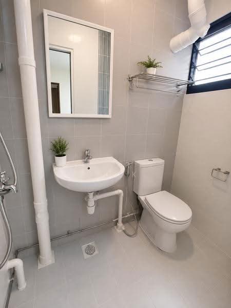 119 Hougang Avenue 1, 119 Hougang Avenue 1, Hougang / Punggol / Sengkang, 2 Bedrooms, 67 sqft, HDB Flat For Sale, by Valerie Quek, 500246058 - Bathroom - PropertyGuru.com.sg