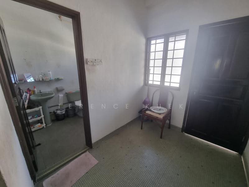 Karikal lane, Karikal lane, East Coast / Marine Parade, 4 Bedrooms, 2,000 sqft, Terraced House For Sale, by Terence Kuek, 500246133 - Bathroom - PropertyGuru.com.sg