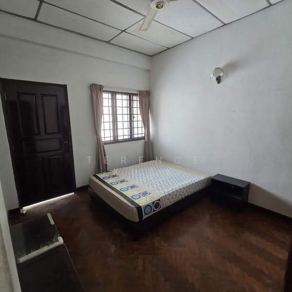 Karikal lane, Karikal lane, East Coast / Marine Parade, 4 Bedrooms, 2,000 sqft, Terraced House For Sale, by Terence Kuek, 500246133 - Bedroom - PropertyGuru.com.sg