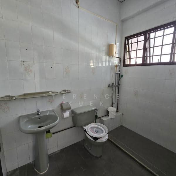 Karikal lane, Karikal lane, East Coast / Marine Parade, 4 Bedrooms, 2,000 sqft, Terraced House For Sale, by Terence Kuek, 500246133 - Bathroom - PropertyGuru.com.sg