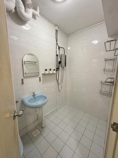 348 Kang Ching Road, 348 Kang Ching Road, Boon Lay / Jurong / Tuas, 3 Bedrooms, 1,302 sqft, HDB Flat For Sale, by S.M. SUNDARAM, 500246168 - Bathroom - PropertyGuru.com.sg