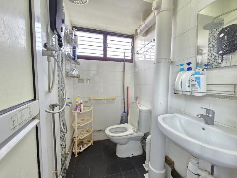 474 Ang Mo Kio Avenue 10, 474 Ang Mo Kio Avenue 10, Ang Mo Kio / Bishan / Thomson, 3 Bedrooms, 979 sqft, HDB Flat For Sale, by Jenny Tan, 500246187 - Bathroom - PropertyGuru.com.sg