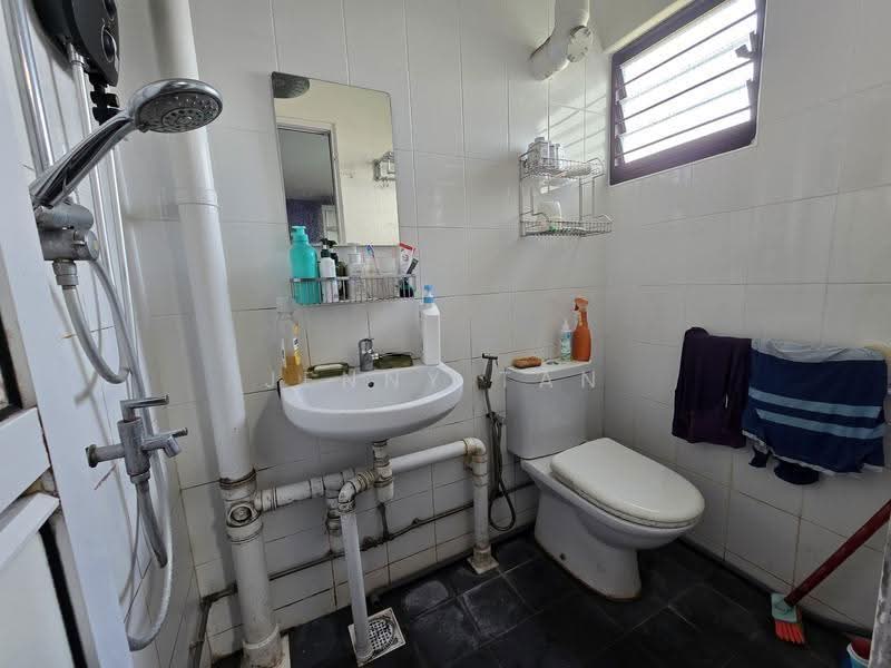 474 Ang Mo Kio Avenue 10, 474 Ang Mo Kio Avenue 10, Ang Mo Kio / Bishan / Thomson, 3 Bedrooms, 979 sqft, HDB Flat For Sale, by Jenny Tan, 500246187 - Bathroom - PropertyGuru.com.sg