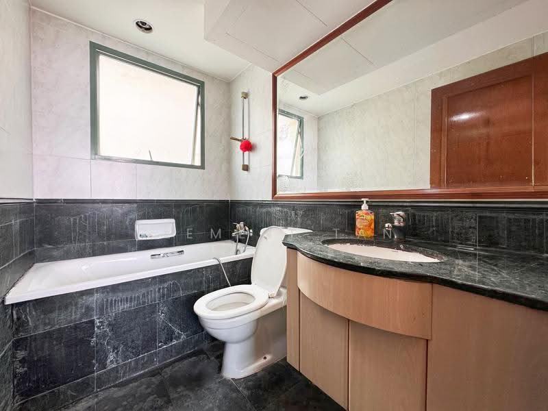Palm Gardens, 2C Hong San Walk, Dairy Farm / Bukit Panjang / Choa Chu Kang, 2 Bedrooms, 958 sqft, Condominium For Sale, by Clement Tan, 500246192 - Master Bathroom (Ensuite) - PropertyGuru.com.sg