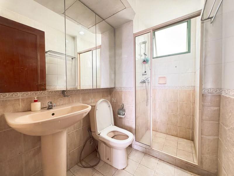 Palm Gardens, 2C Hong San Walk, Dairy Farm / Bukit Panjang / Choa Chu Kang, 2 Bedrooms, 958 sqft, Condominium For Sale, by Clement Tan, 500246192 - Common Bathroom - PropertyGuru.com.sg