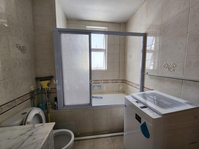 61 toh tuck rd (Beauty world mrt), Toh Tuck rd, Clementi Park / Upper Bukit Timah, Room Rental, 455 sqft, Terraced House For Rent, by Xiao Dong, 500246199 - Bathroom - PropertyGuru.com.sg