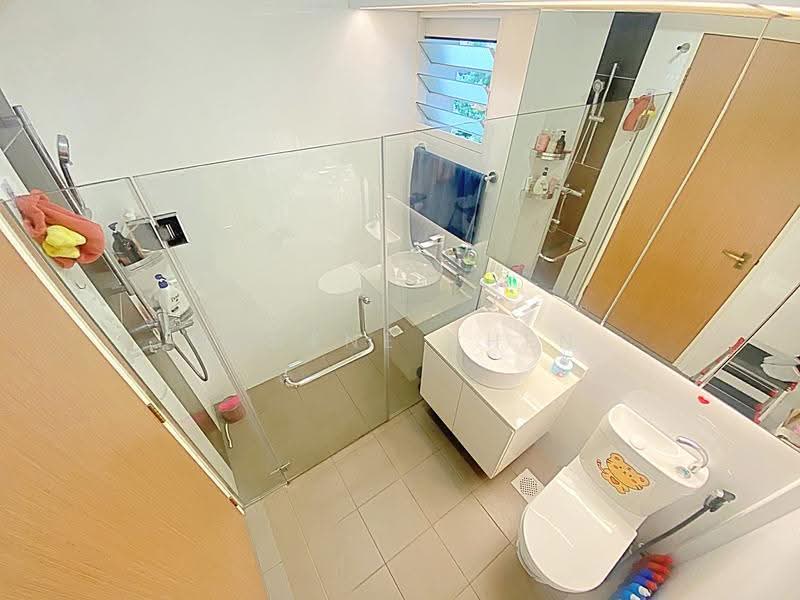 40A Margaret Drive, 40A Margaret Drive, 3 Bedrooms, 947 sqft, HDB Flat For Sale, by Eugene Chen, 500246241 - Bathroom - PropertyGuru.com.sg